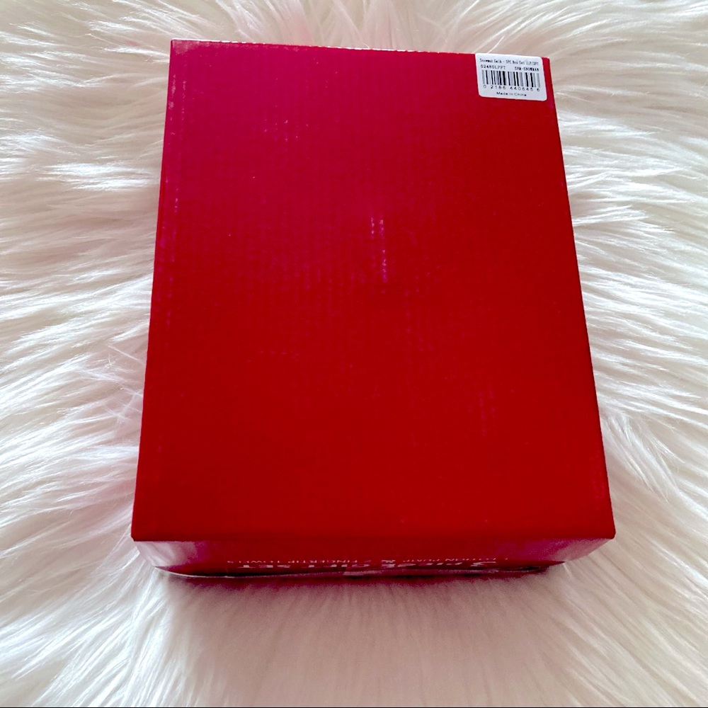 🆕 Avanti Llama Box Set of 2 pc. Fingertip Towels & 1 pc. Lotion/Soap Dispenser - Picture 4 of 5